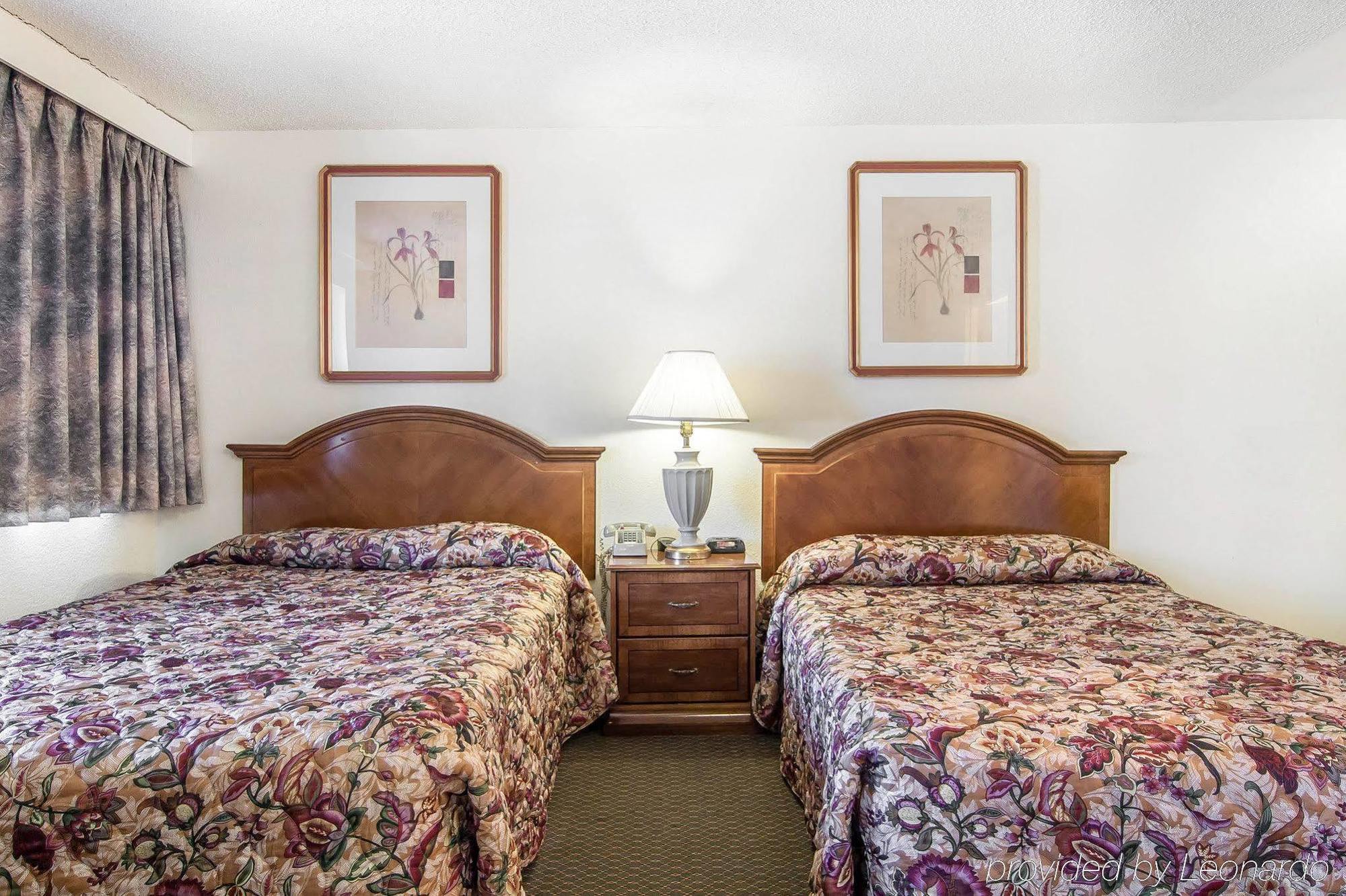 Econo Lodge Юджин Экстерьер фото