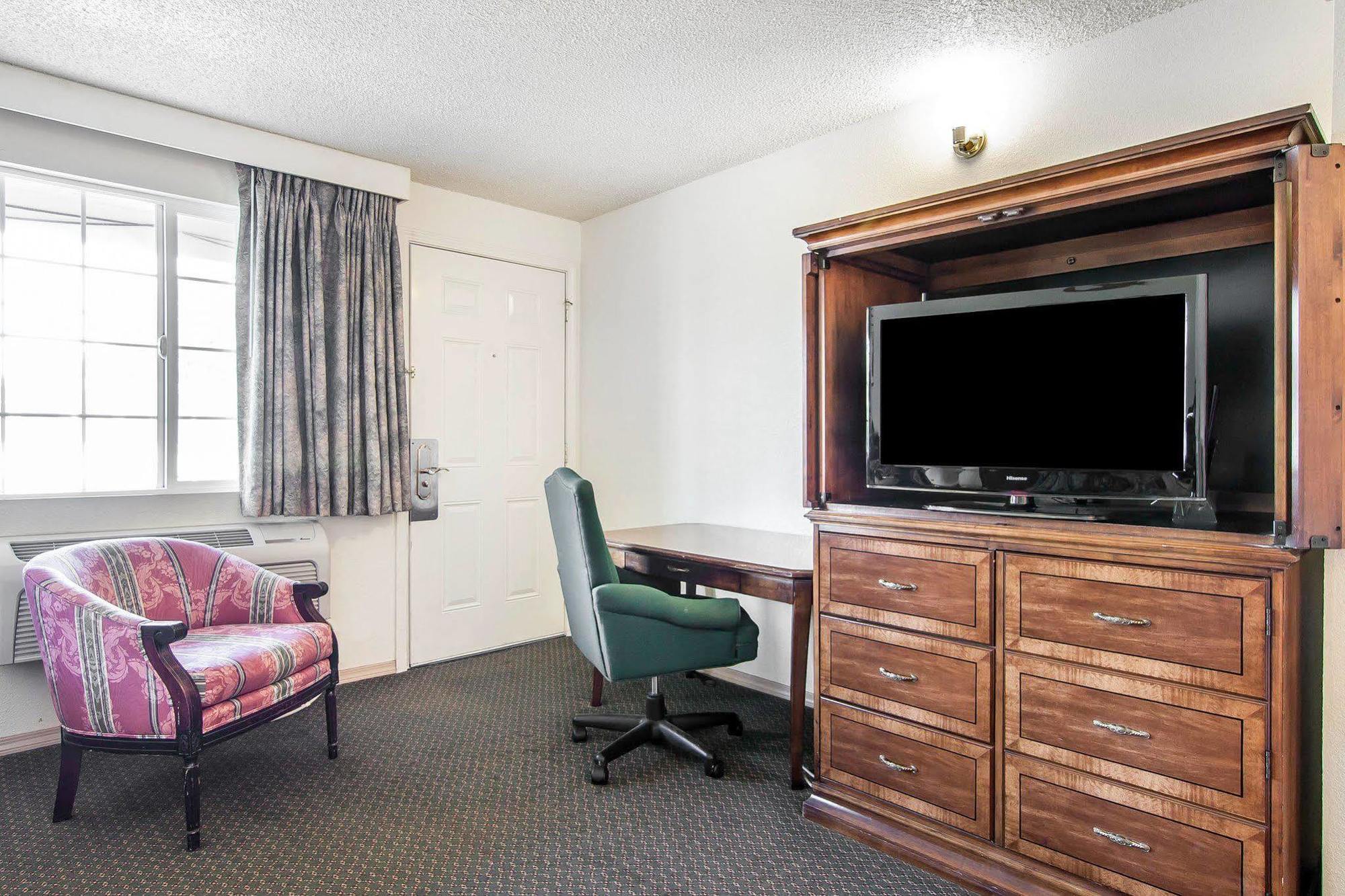 Econo Lodge Юджин Экстерьер фото