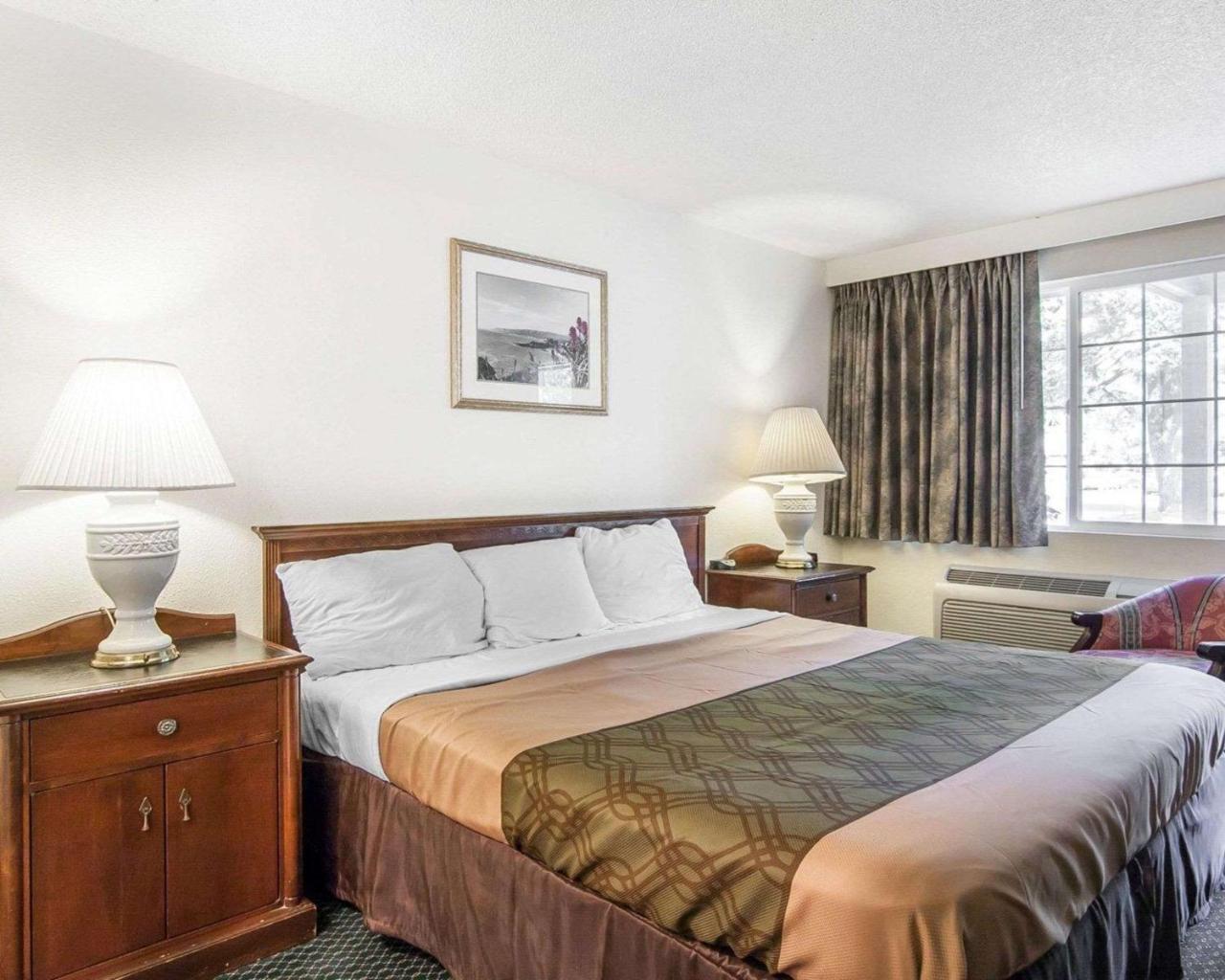 Econo Lodge Юджин Экстерьер фото