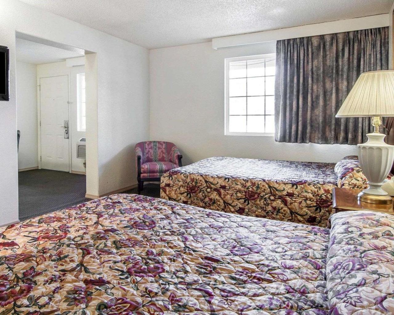 Econo Lodge Юджин Экстерьер фото