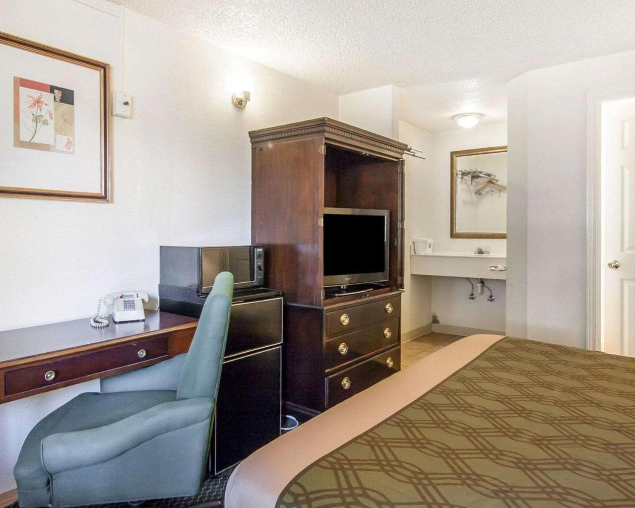 Econo Lodge Юджин Экстерьер фото